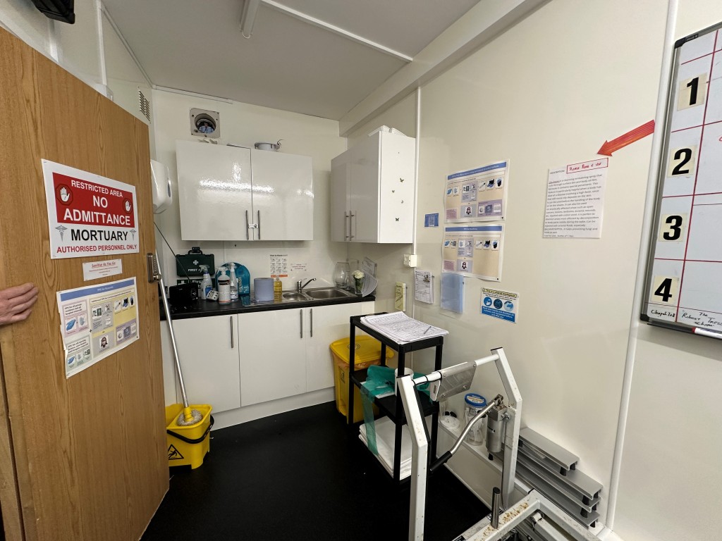 Lot: 60 - THREE STOREY COMMERCIAL UNIT FOR INVESTMENT - Mortuary